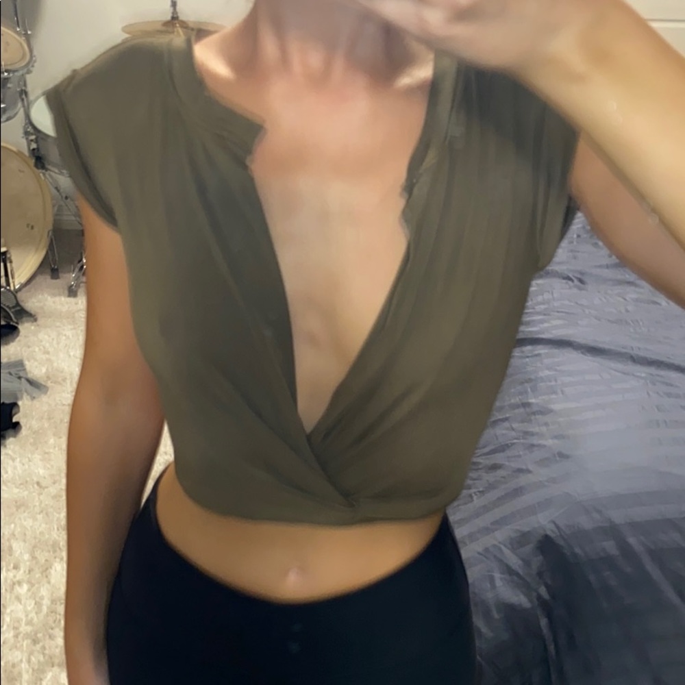 Cropped Workout V - Picture 2 of 3